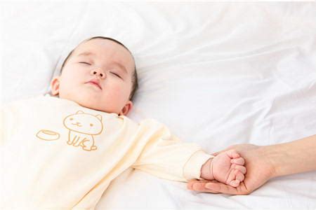 有助于宝宝睡眠的推拿方法_知秀网