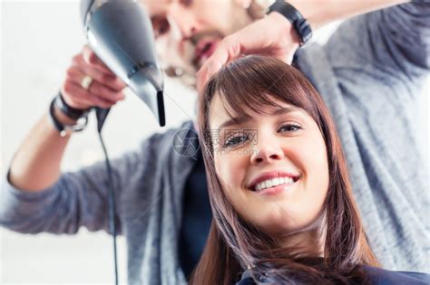 理发师在店里吹干女人的头发高清图片下载-正版图片503379825-摄图网
