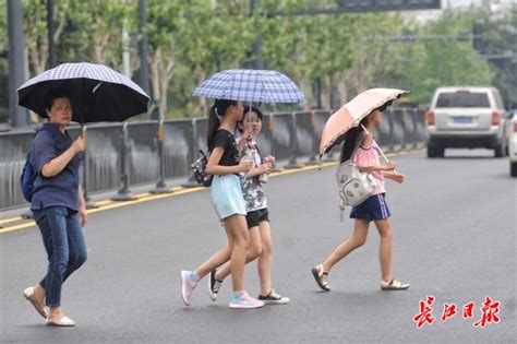 闷热天里迎阵雨 | 图集_武汉_新闻中心_长江网_cjn.cn