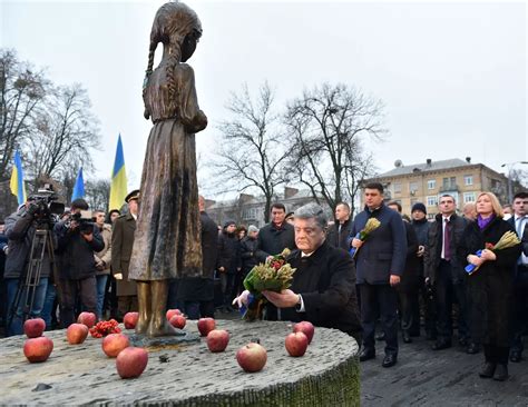 1970年，联邦德国总理勃兰特在波兰首都华沙犹太殉难者纪念碑前下跪|下跪|华沙|殉难者_新浪新闻