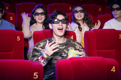 电影院里的人们图片-电影院里戴着3D眼镜看电影的朋友们素材-高清图片-摄影照片-寻图免费打包下载