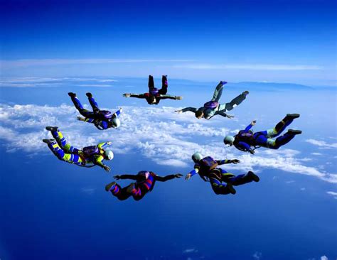 高空跳伞图片-七个人玩高空跳伞素材-高清图片-摄影照片-寻图免费打包下载