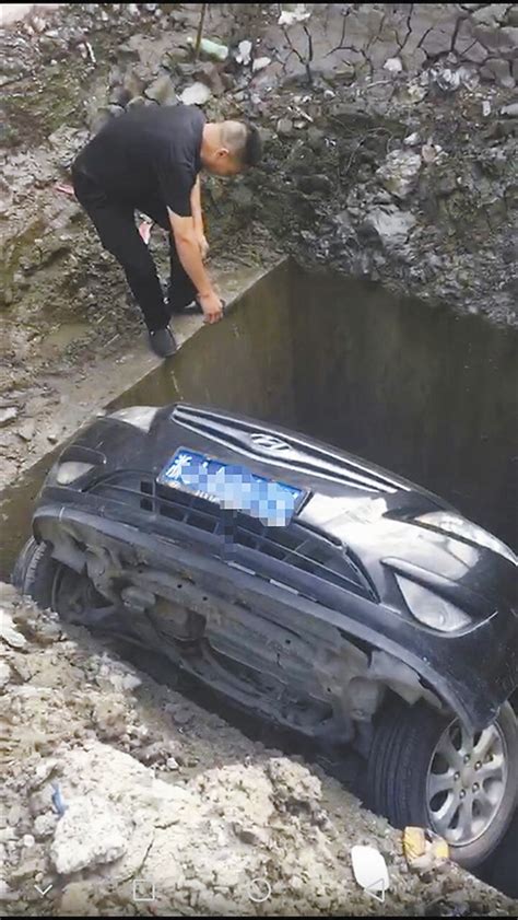 老司机操作失误 4米多长的车掉进2米宽的洞里-浙江城镇网