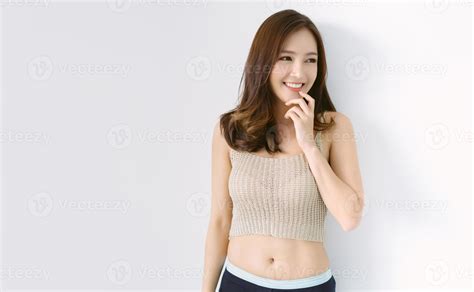 hermosa joven coreana o japonesa sexy con maquillaje natural usando una ...