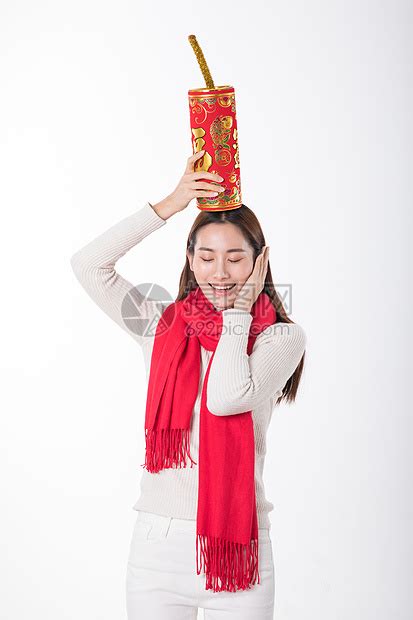 新年女性玩红鞭炮棚拍高清图片下载-正版图片500759406-摄图网