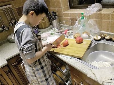 厨房里学习做饭的男孩和女孩EPS素材免费下载_红动中国