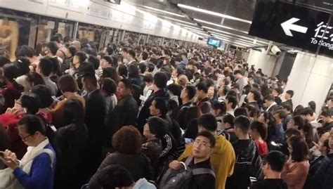 杭州地铁晚高峰回来了，带着行李箱的姑娘挤不上，默默等下一趟