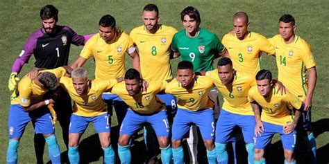 巴西国家队主力合影惊现中甲前锋 这张合影有爱_手机新浪网