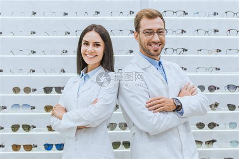专业观光专家在眼科店戴眼镜的眼科店内高清图片下载-正版图片503379967-摄图网