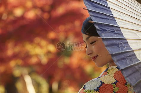 茶屋町穿着和服的女人拿着伞站在枫叶前高清图片下载-正版图片502063418-摄图网