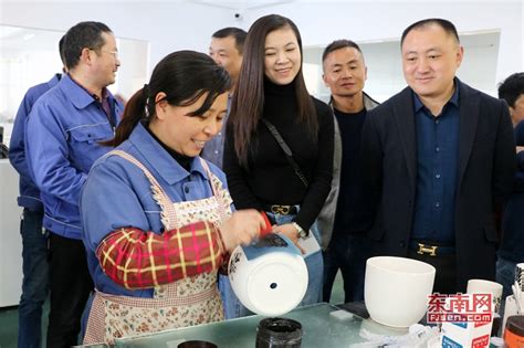 福建德化：陶瓷企业生产忙-人民图片网