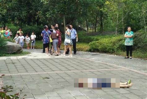 铜钱雕塑突然倒地 10岁男孩被砸死_新闻频道_中国青年网