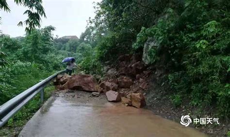 四川内江遭遇暴雨袭击 公路被淹山体垮塌-图片频道