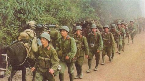 中越战争纪实：战场上拍摄的照片，突如其来发起的炮击让敌人胆寒