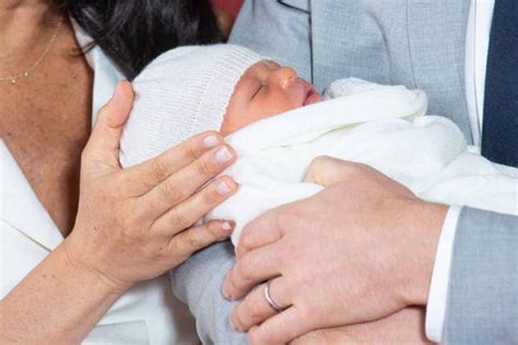 公开亮相!梅根和哈里王子分享了宝宝的第一张照片_手机新浪网