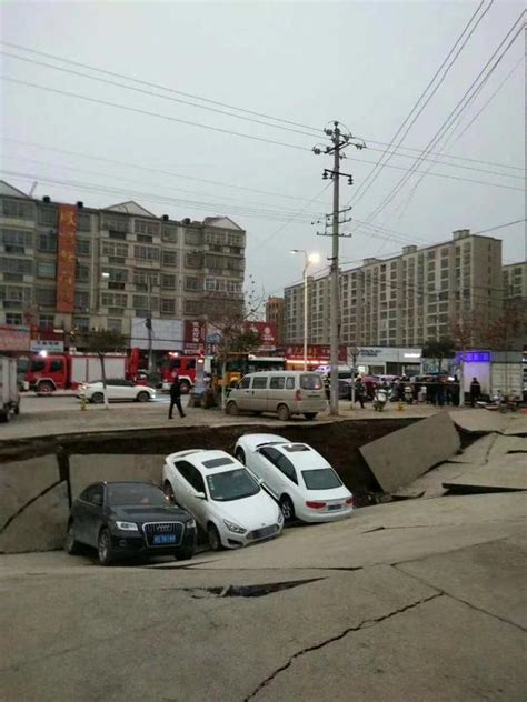 江苏镇江：马路塌陷轿车遭殃 后轮陷进深坑--图片频道--人民网