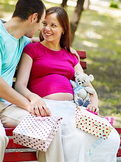 幸福怀孕女子与恩爱丈夫高清图片下载-找素材