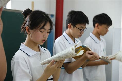北京初中学生今天开始上课，一些学校要求所有班级在10分钟内进入学校-足够资源