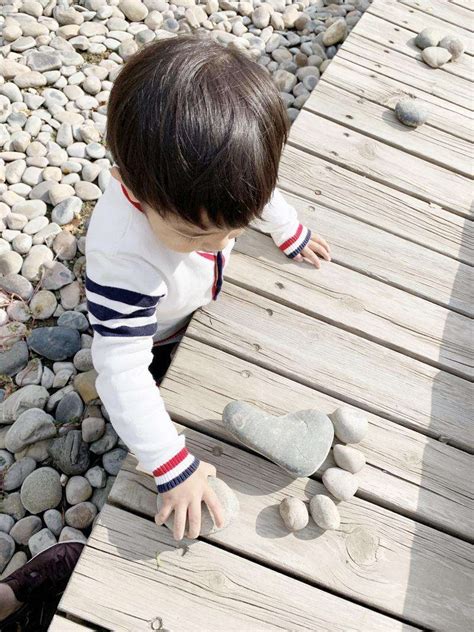 孩子搬石头,小孩子搬石头,小孩子搬石头配图_大山谷图库
