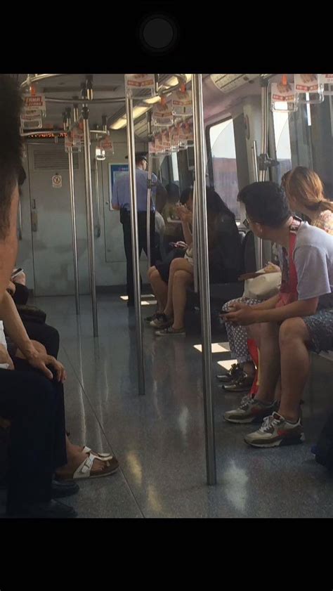 十点半的地铁 终于每个人都有了座位 听到了你的影子吗？_坪山新闻网