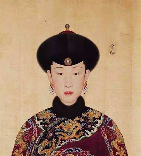 清朝12个皇帝的12个皇后标准像，比较半天，还是她最漂亮！