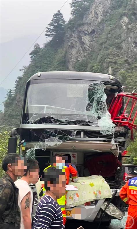 四川旅游大巴事故致19岁医学生死亡，亲友：出事前司机冒险超车差点两次撞车-大河新闻