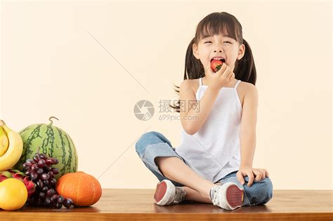 小女孩吃着她的食物高清图片下载-正版图片506537921-摄图网