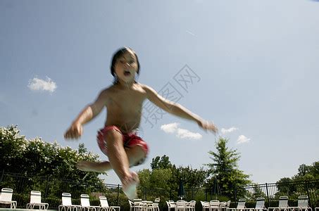小男孩跳进游泳池童年闲暇假期孩子们游泳者水池游泳乐趣孩子生活高清图片下载-正版图片320346092-摄图网