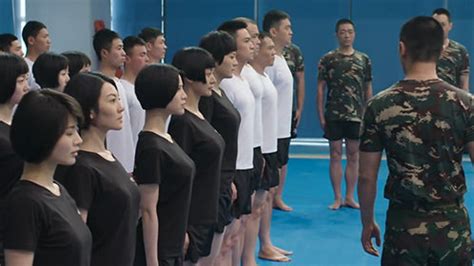 特种兵之霹雳火精彩周边 女特种兵穿泳装与男兵水上演习