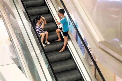 惊险！女童玩扶梯被悬空带上楼 这些安全知识要牢记→_杭州网
