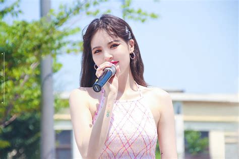 梁雅图片