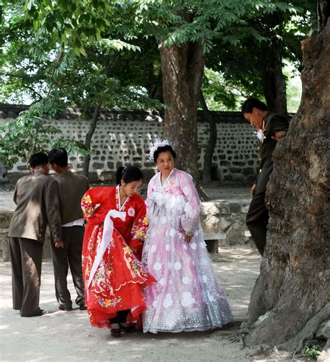 朝鲜现青年情侣街头接吻 韩媒:受中韩电视剧影响 - 华声新闻