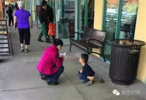 为何要在最快乐的地方随地拉屎？上海迪士尼内家长抱孩子路边大便后，坐观工作人员清理__财经头条