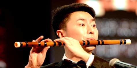 演奏专业男性长笛音乐家表演者的长笛音乐。美女笛子独奏高清摄影大图-千库网