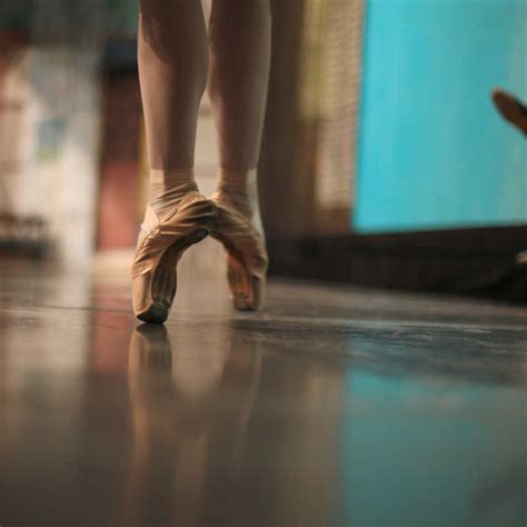 舞者穿着芭蕾舞鞋图片-穿着芭蕾舞鞋的舞者素材-高清图片-摄影照片-寻图免费打包下载