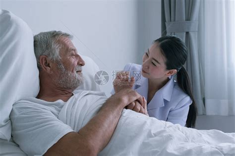 带微笑护士的老年男子照顾和讨论在疗高清图片下载-正版图片506064108-摄图网