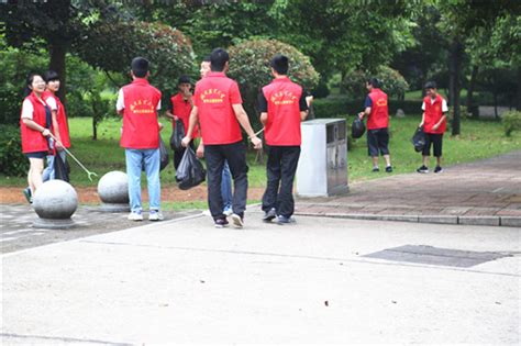 理工学院志愿者进驻长春火车站开展志愿服务-学生处