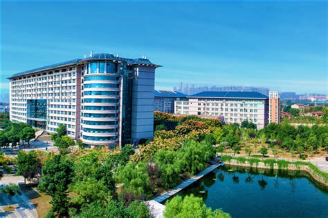武汉工商学院跻身2021中国顶尖民办大学