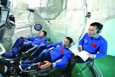 骄傲！中国人首次进入自己的空间站，3名航天员在太空向全国人民敬礼！-千龙网·中国首都网