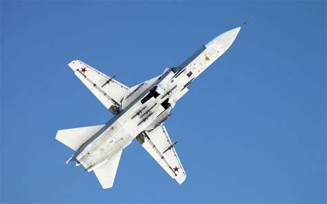 蓝天上的苏-24战斗轰炸机电脑壁纸_超清桌面壁纸_公元桌面