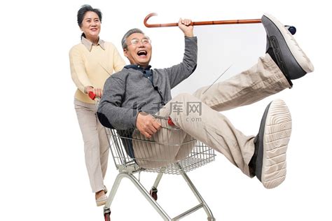 快乐老人推着坐在购物车里的老伴高清摄影大图-千库网