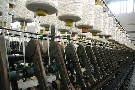 纱线在纺织机上编织纺织品高清图片下载-正版图片600174896-摄图网