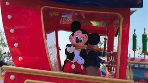 迪士尼乐园推出全新租赁童车，7周岁孩子也可以坐、躺，未来将增加蓝牙锁功能 - 周到上海