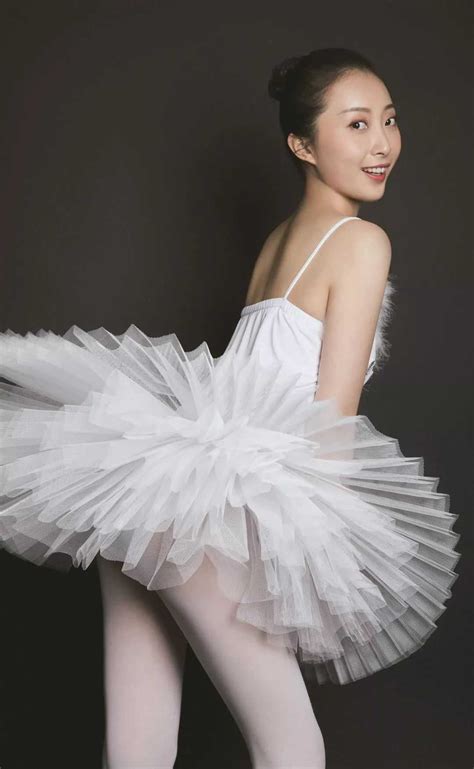 芭蕾舞女孩的展示白色丝袜裤_白丝袜_中国丝袜网