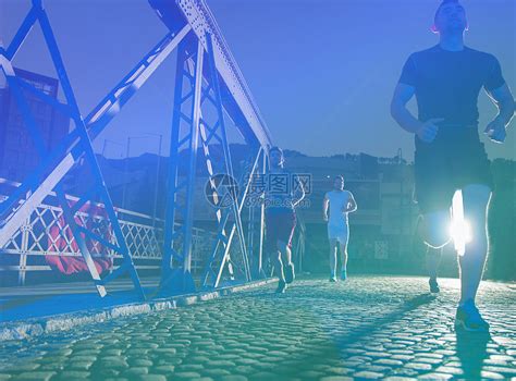 城市运动,群轻健康的人城市的清晨慢跑过桥高清图片下载-正版图片300106591-摄图网