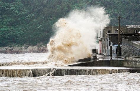 台风来袭 玉环东沙海域掀巨浪-台州频道