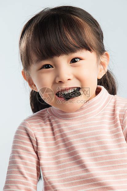 可爱的小女孩正在吃零食高清图片下载-正版图片507621340-摄图网
