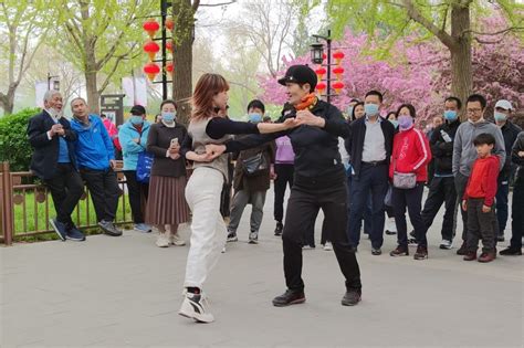 吉特巴《又见山里红》纯音乐版，梅子老师舞姿越来越美了_凤凰网视频_凤凰网
