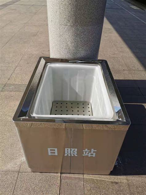 日照火车站使用鑫金邦站台垃圾收集箱 - 青岛鑫金邦清洁设备有限公司