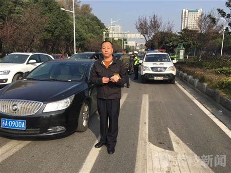 南京交警机动大队整治路口交通秩序